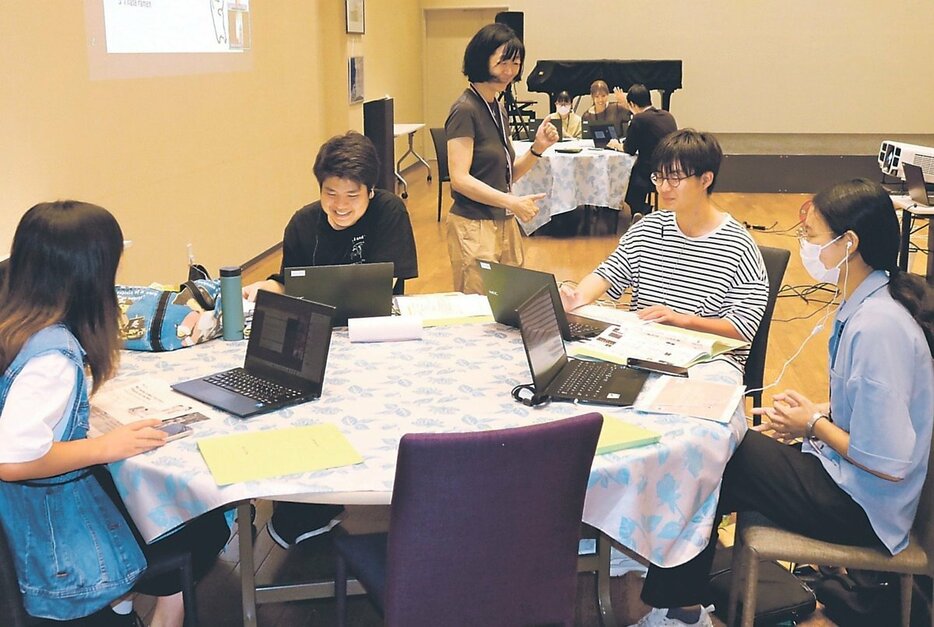 ビデオ会議システムを使い、インドネシアの学生と話し合う富山情報ビジネス専門学校の生徒