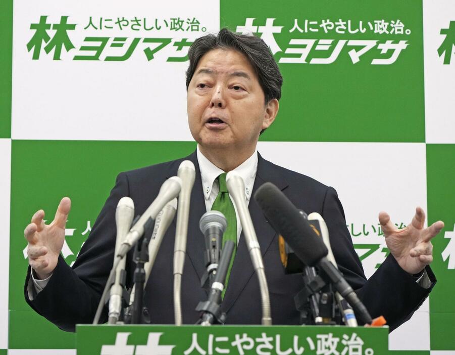 記者会見で自民党総裁選への立候補を表明する林官房長官＝3日午後、国会