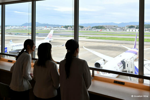 福岡空港の滑走路を一望できる国際線ラウンジ「ラウンジ福岡」＝24年9月25日 PHOTO: Tadayuki YOSHIKAWA/Aviation Wire