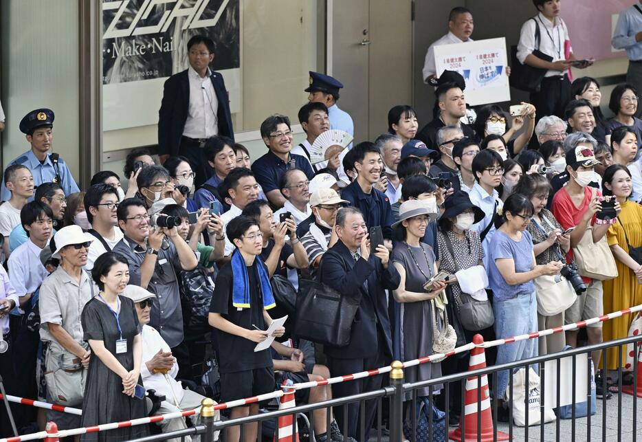 立憲民主党代表選の立会演説会に集まった人たち＝14日午後、大阪・梅田