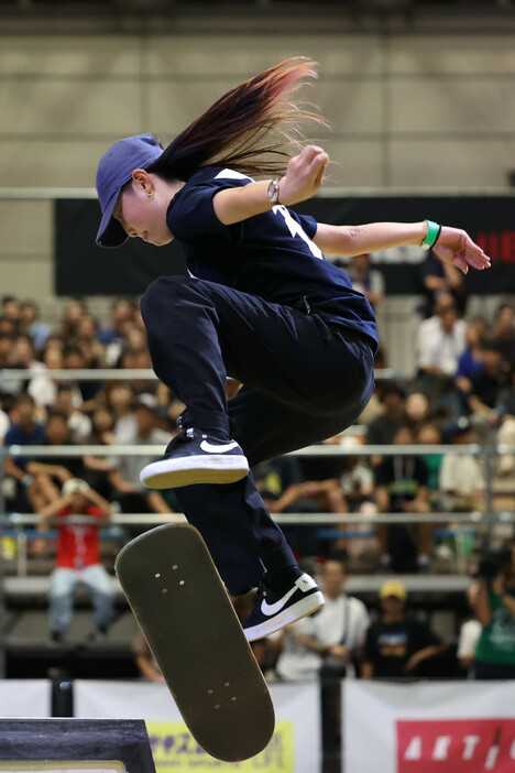 スケートボード女子ストリート決勝で演技する伊藤美優。日本勢最高の２位に入った＝２１日、千葉・幕張メッセ