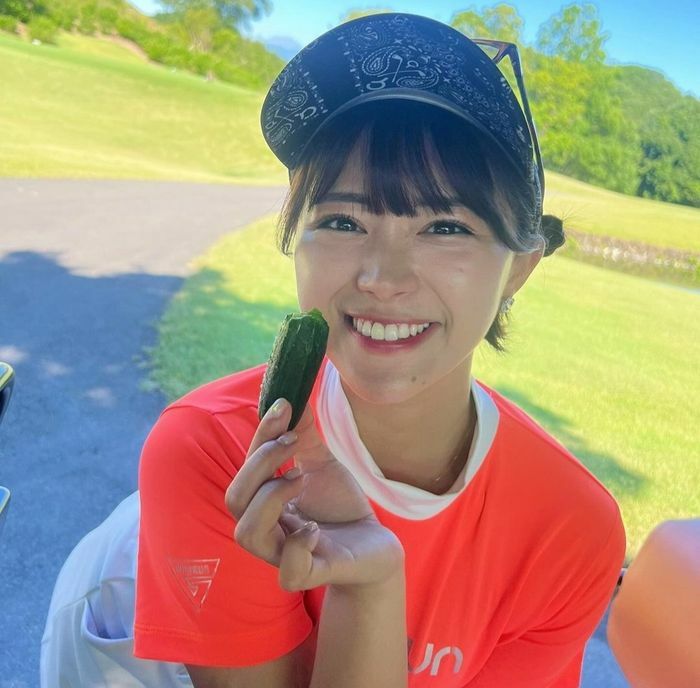 新鮮なきゅうりを手にニコニコ笑顔【写真：山内鈴蘭のInstagram（@suzuran_golf）より】