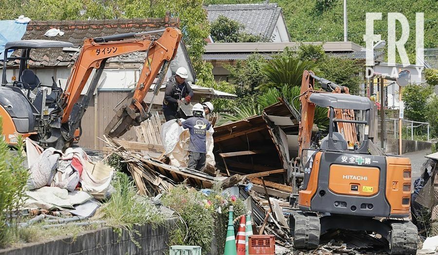 ８月８日に宮崎沖で起きた地震により倒壊した家屋。鹿児島県の大崎町で