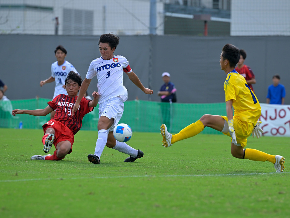 後半23分、新潟県はFW鈴木快空(新潟明訓高、2年)が右足シュートを決め、3-0に(Koki NAGAHAMA/GEKISAKA)