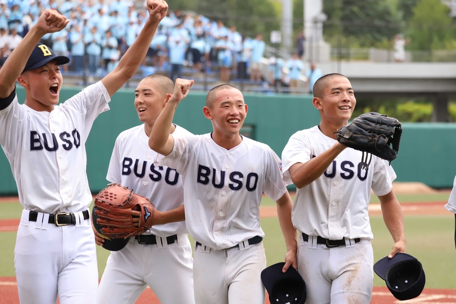 勝利した武相の選手たち