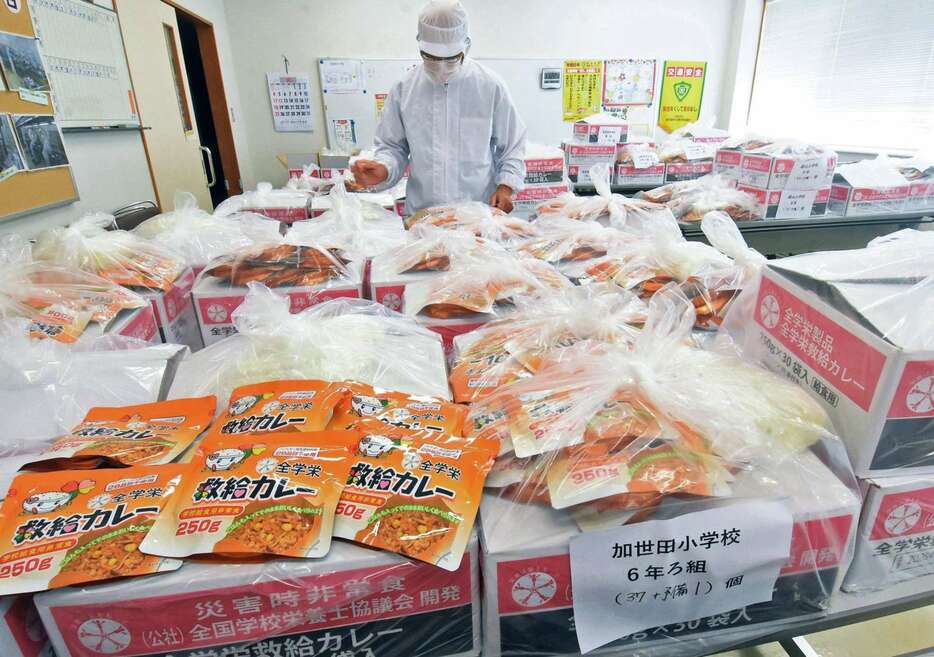 始業式後の給食に出される非常食「救給カレー」＝１日午前、南さつま市加世田津貫の市学校給食センター