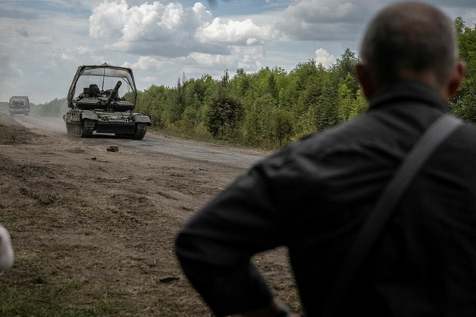 ロシアと国境を接するスームィ州を走るウクライナ軍の車両（8月10日）　Viacheslav Ratynskyi-REUTERS