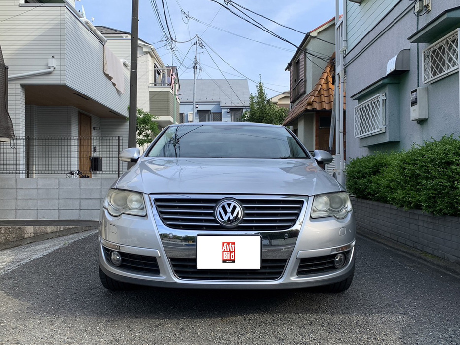 大きなVWバッジとメッキのグリルが主張するパサート。グリルの細い横線のメッキがV6の証。