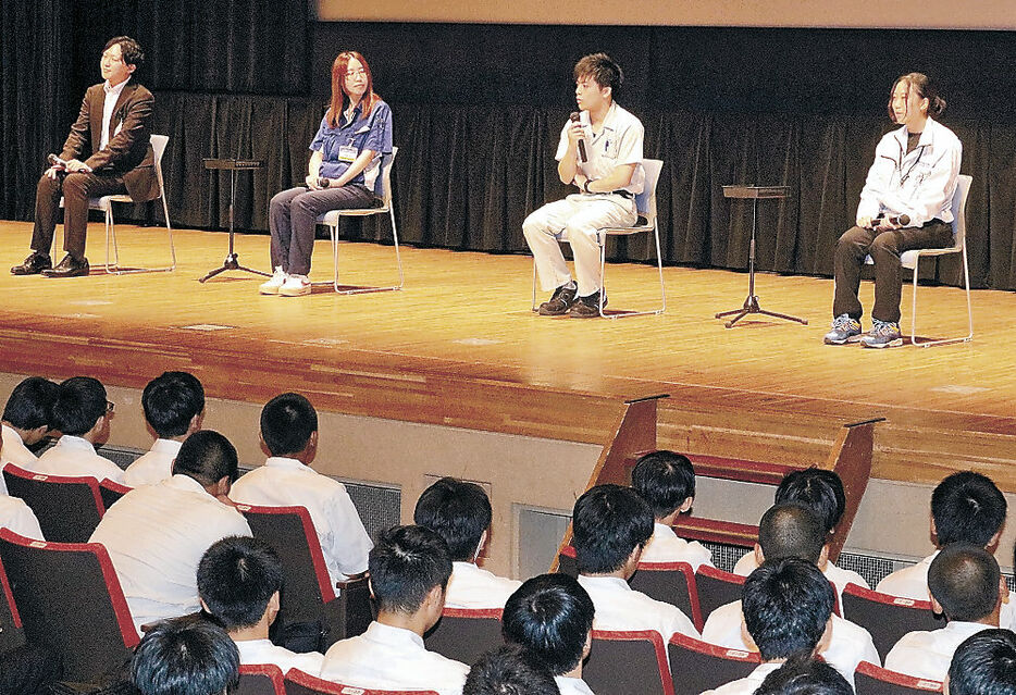 働きがいを語る若手社員＝砺波市文化会館