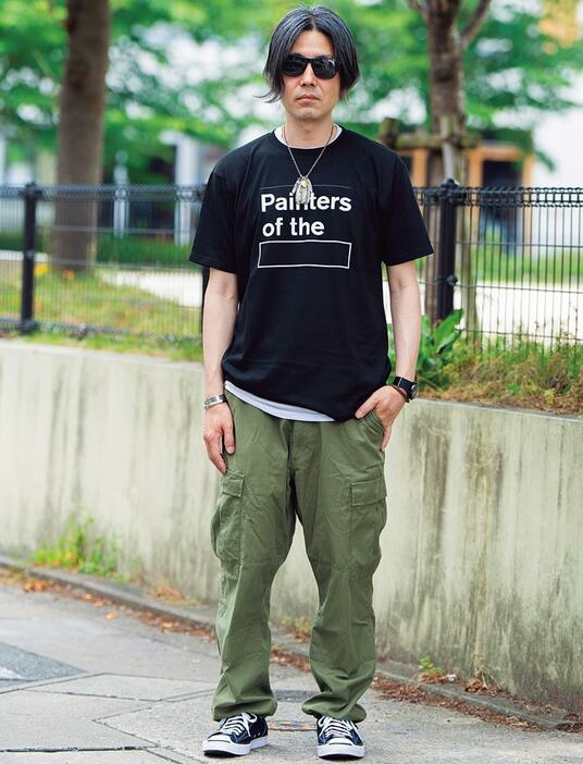 Tシャツ＝アーティストプルーフ　パンツ＝シークエル　スニーカー＝コンバース × モンクレール × フラグメント