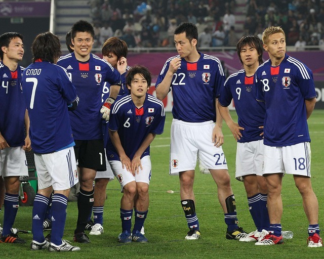 日本代表で共闘した岡崎氏（9番）と川島（1番）。写真：田中研治（サッカーダイジェスト写真部）