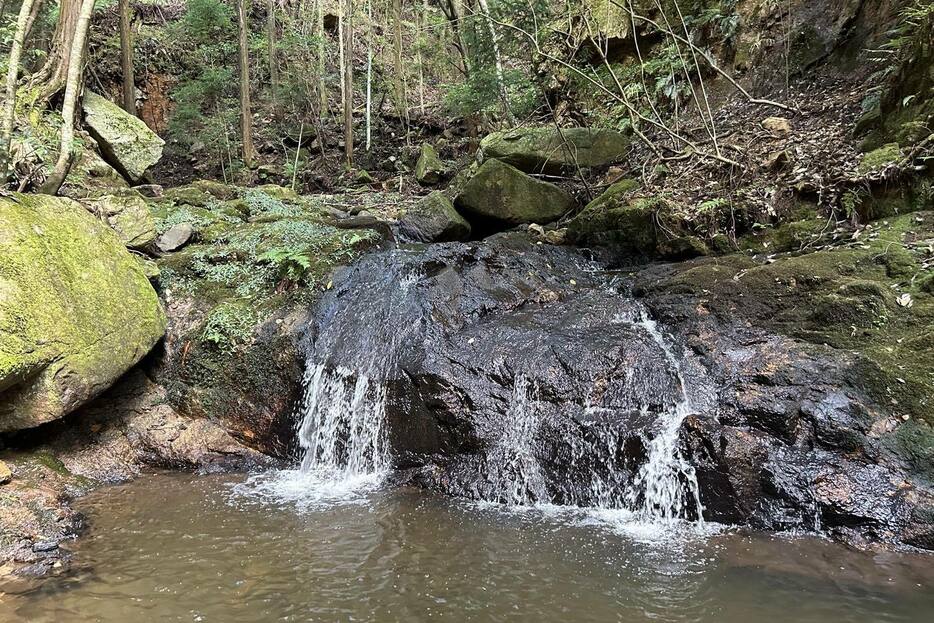 岩質が花崗岩の六甲山の小滝