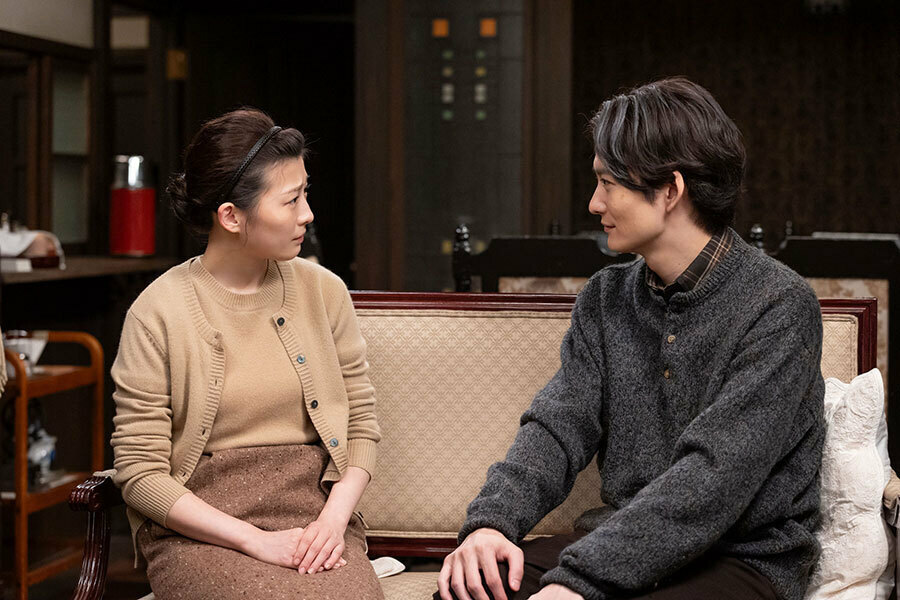 『虎に翼』第125回より、夫婦で話し合う寅子（伊藤沙莉）と航一（岡田将生）（C）NHK