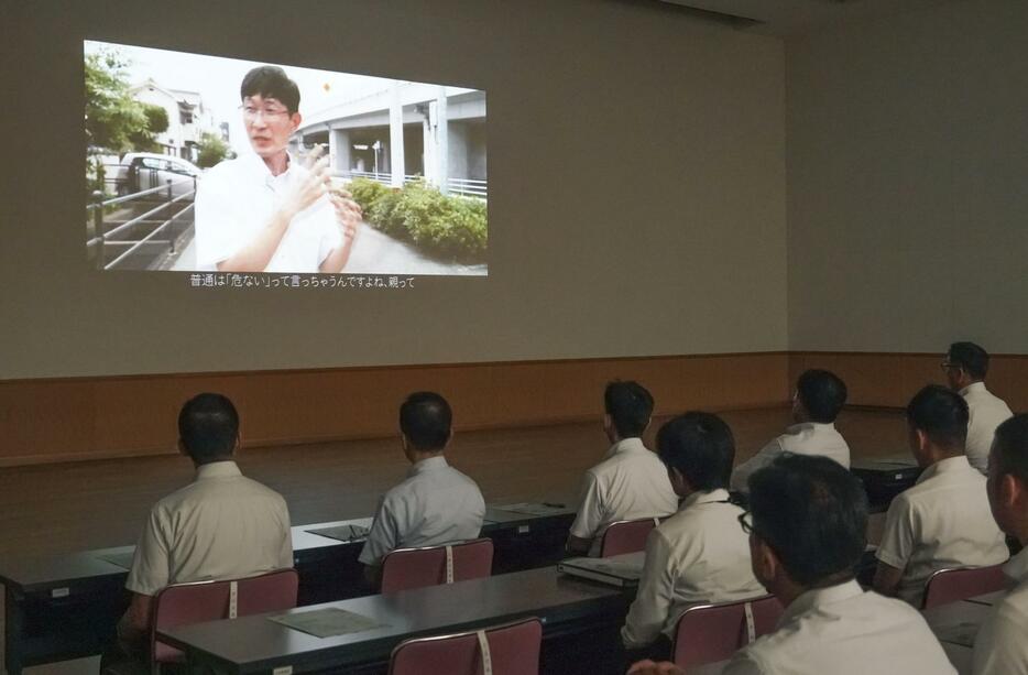 公開された動画を見る大阪府警の警察官ら＝3日午後、府警本部