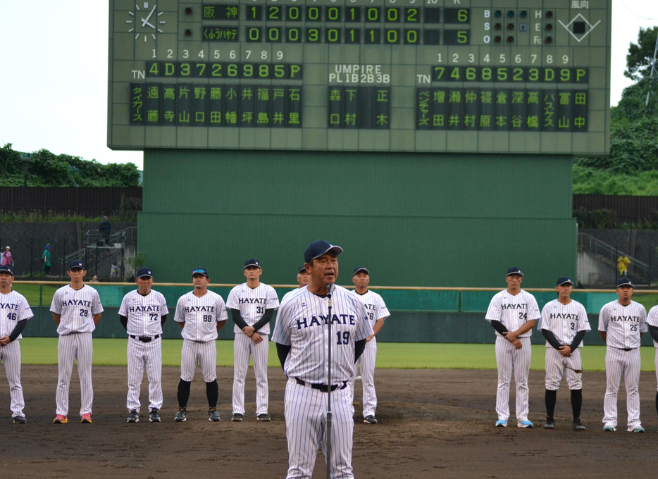 リーグ最終戦後にファンにあいさつするくふうハヤテの赤堀元之監督（中央）＝２９日、静岡市のちゅ～るスタジアム清水