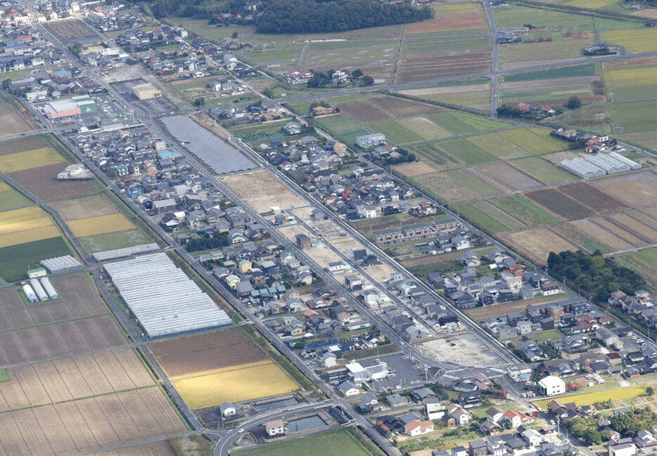 旧海軍大社基地の滑走路跡＝島根県出雲市で２０２３年１１月１４日、本社ヘリから西村剛撮影