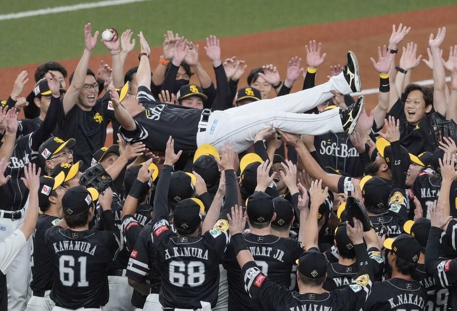 プロ野球パ・リーグで4年ぶりの優勝を決め、胴上げされるソフトバンクの小久保裕紀監督＝23日、京セラドーム大阪