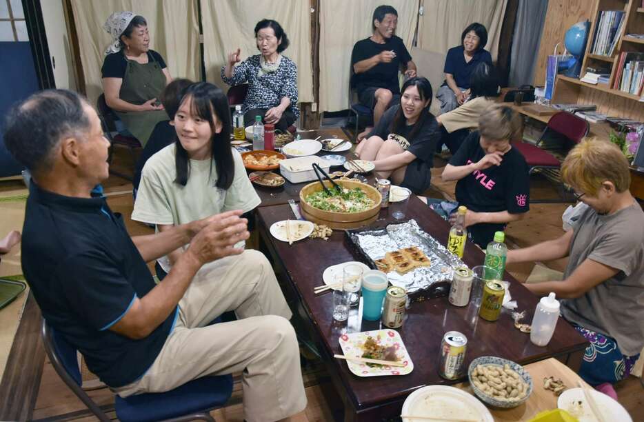 飲み会の雰囲気をジュースで楽しむ梅木陶子さん（左手前から２人目）＝南大隅町根占の古民家宿