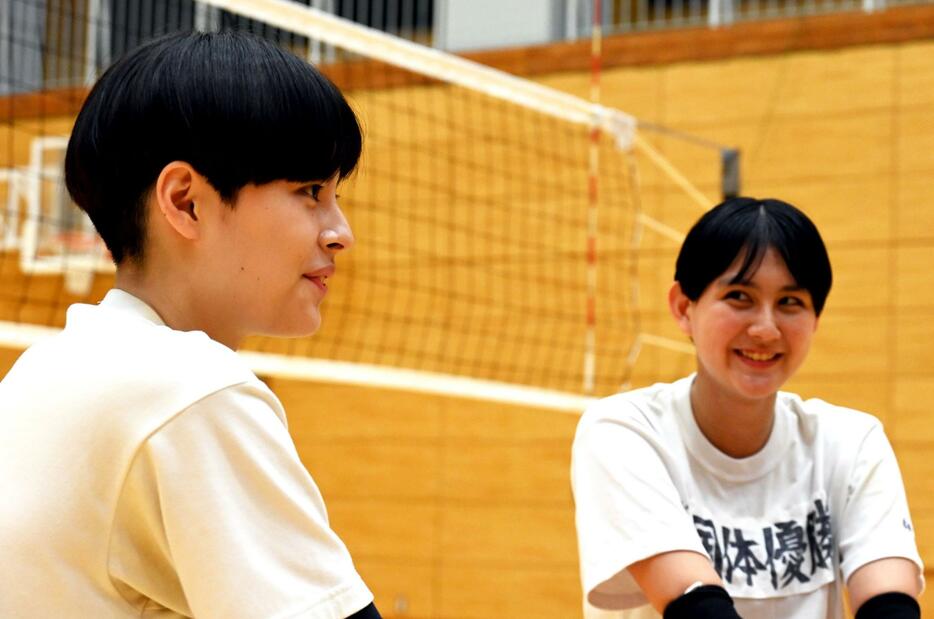 東九州龍谷高のキャプテンで姉の忠願寺風來（手前）と妹の莉桜