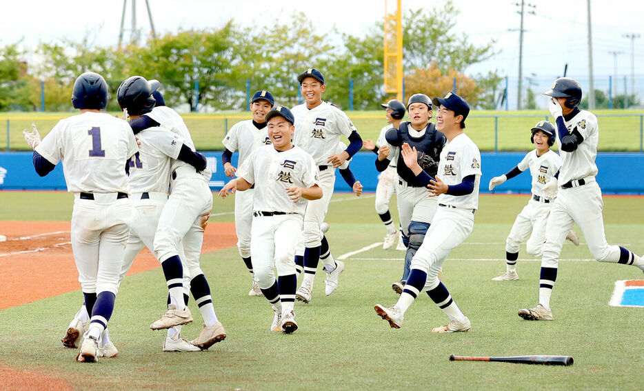 サヨナラ勝ちを決め、喜ぶ石巻ナイン（カメラ・太田　和樹）