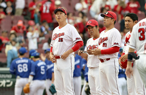 中日に敗れ、月間２０敗となった広島の新井監督（左端）（２９日）＝東直哉撮影