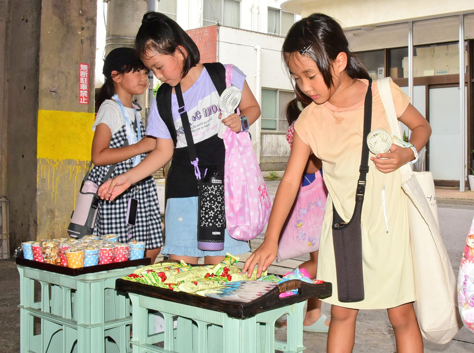 「トゥンガトゥンガ」の掛け声で供えてあるお菓子を集める子どもたち＝17日、鹿児島県与論町茶花