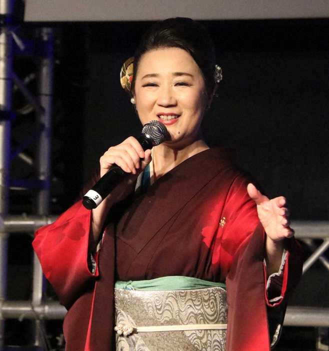 ＜入山アキ子Birthdayライブ＞「ザンザ岬（ニューバージョン）」を歌唱する入山アキ子