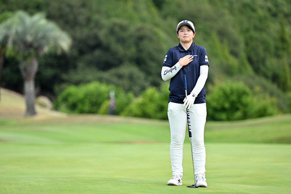 最終18番グリーンでの表情。ツアー2勝目を挙げた(Kenta HaradaJLPGA via Getty Images)