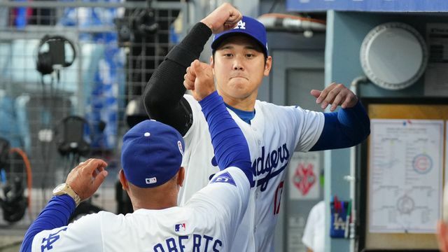 ドジャース・大谷翔平選手とロバーツ監督（左下）（写真：日刊スポーツ/アフロ）