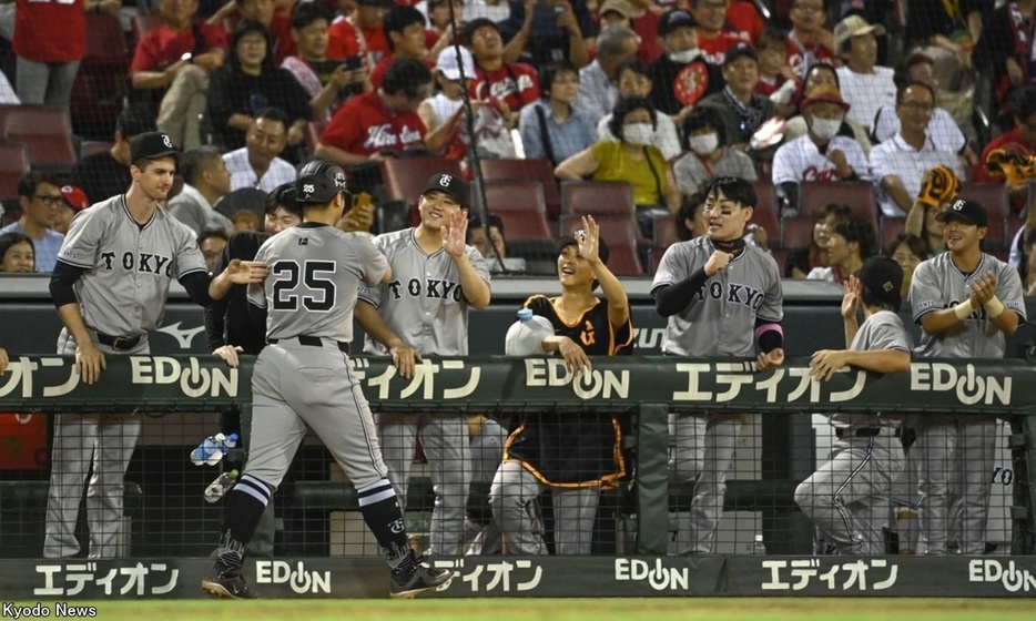 岡本和を迎える巨人ナイン (C)Kyodo News