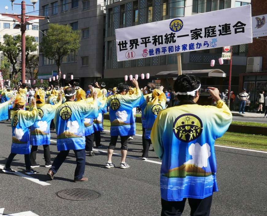 おはら祭でそろいの法被を着て踊る「世界平和統一家庭連合鹿児島」の踊り連＝２０２３年１１月３日、鹿児島市