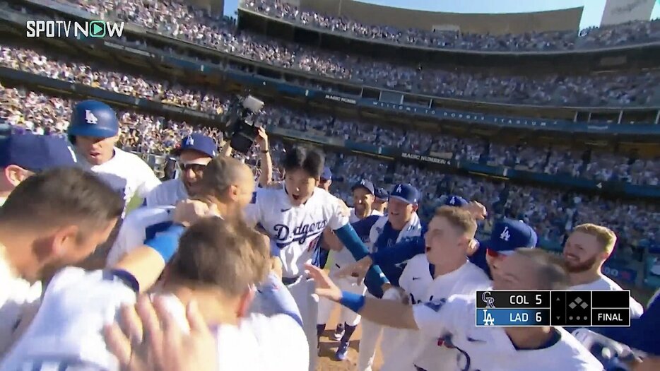 サヨナラ勝ちを喜ぶ大谷翔平