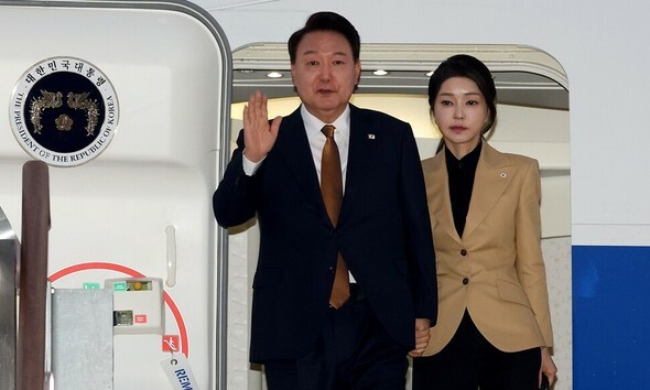 尹錫悦大統領と夫人のキム・ゴンヒ女史が22日午前、チェコ公式訪問を終えて京畿道城南のソウル空港に帰国し、空軍1号機から降りて手を上げて挨拶している=ユン・ウンシク先任記者