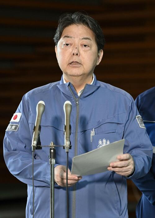 記者団の取材に応じる林官房長官＝22日午前、首相官邸