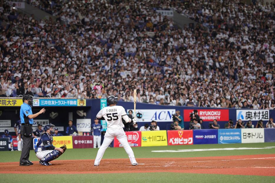 　ファンの声援を背に打席に立つＴ－岡田（撮影・坂部計介）