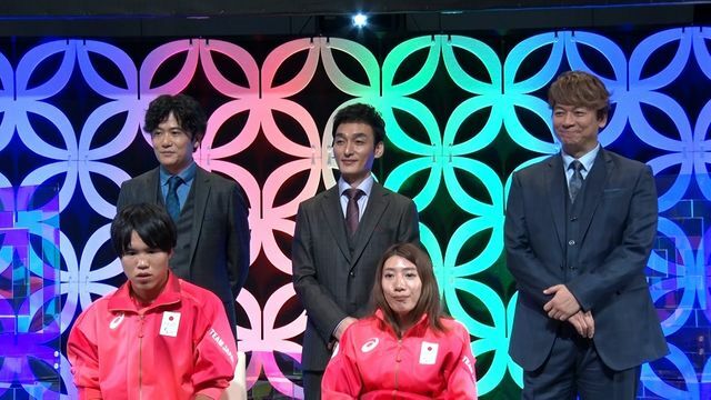 結成7周年を迎えた新しい地図の稲垣吾郎さん、草彅剛さん、香取慎吾さんとパリパラリンピックに出場した平林太一選手（左）、倉橋香衣選手（右）