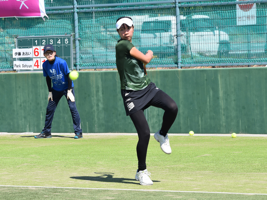 「能登和倉国際女子オープンテニス」（石川・和倉温泉運動公園テニスコート）で女子シングルス2回戦に進出した伊藤あおい（SBC メディカルグループ）（写真提供◎能登和倉国際女子オープンテニス実行委員会）