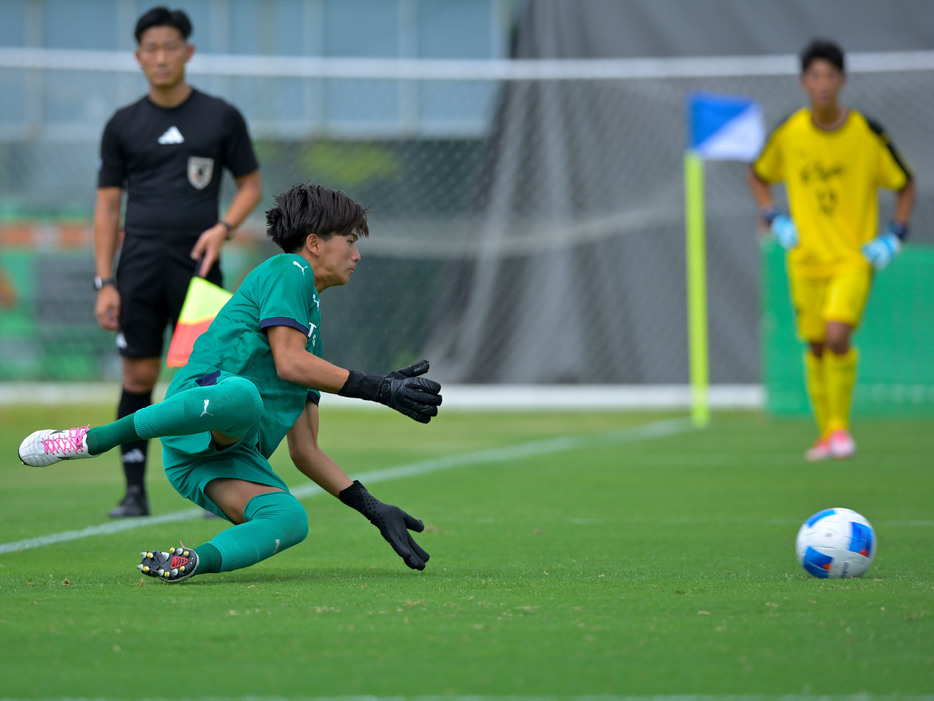 PK戦2人目、大分県GK平野稜太(大分U-18、2年)が読み切ってストップ(Koki NAGAHAMA/GEKISAKA)