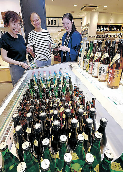 一斉発売された秋の季節酒「ひやおろし」＝金沢市内の百貨店