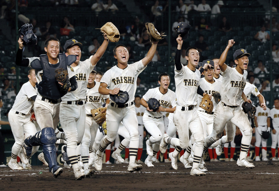 全国高校野球選手権で勝利し、駆け出す大社ナイン (C)Kyodo News