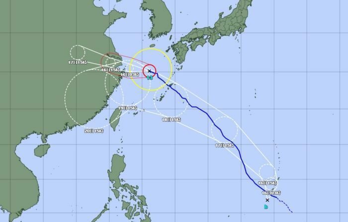 台風13号と熱帯低気圧の予想進路図（15日午後3時現在。気象庁のHPより）