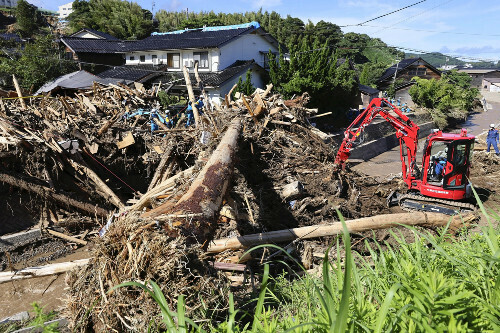 塚田川流域で続く消防隊員や警察官による捜索活動（２４日午前９時２８分、石川県輪島市で）＝青木瞭撮影