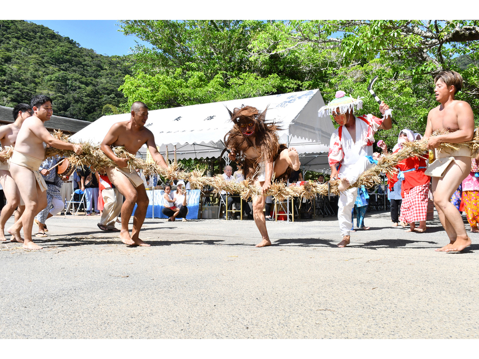 「綱切り」で幕を開ける油井の豊年祭＝17日、鹿児島県瀬戸内町