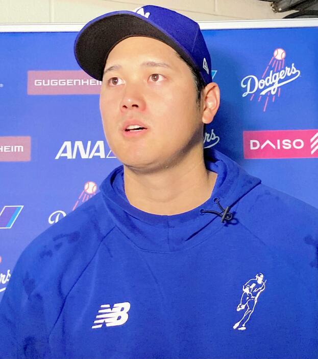 　試合後、報道陣の取材に応じる大谷（撮影・小林信行）