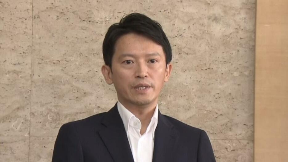 取材に応じる斎藤知事