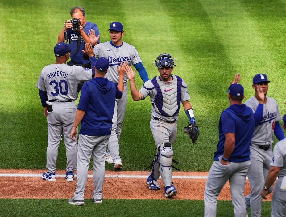 ＜ロッキーズ・ドジャース＞ロッキーズに勝利しロバーツ監督とハイタッチするドジャース・大谷（撮影・沢田　明徳）