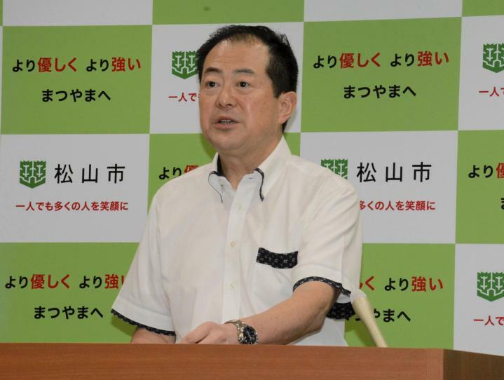 JR松山駅周辺のまちづくりの将来像について説明する松山市の野志克仁市長＝26日午前、市役所