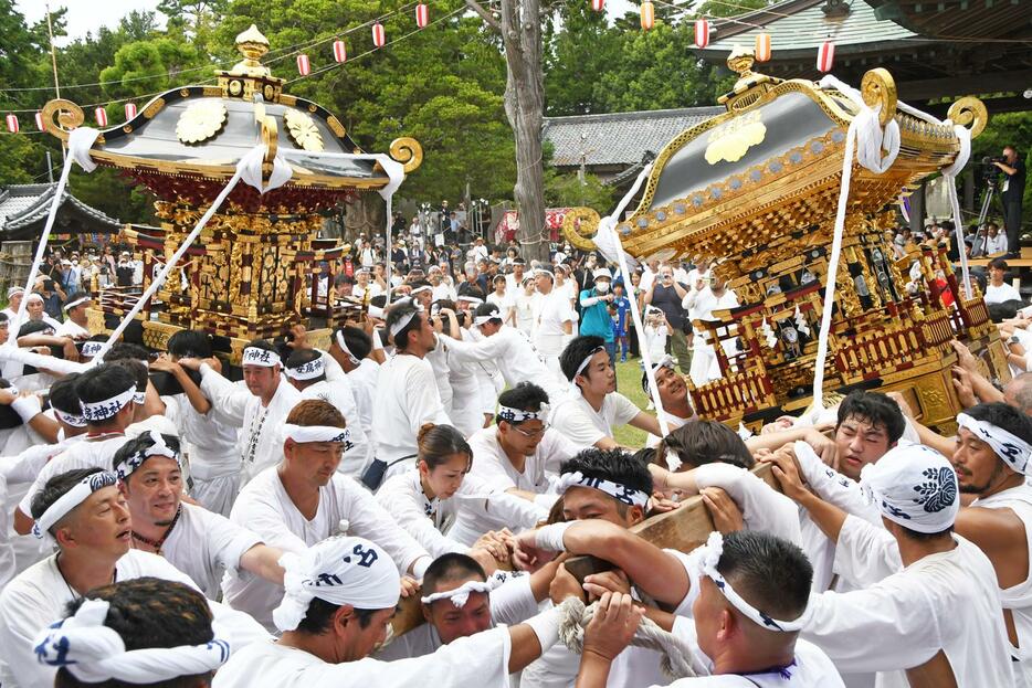 八幡神社境内でもみ合う安房神社と洲宮神社の神輿＝館山