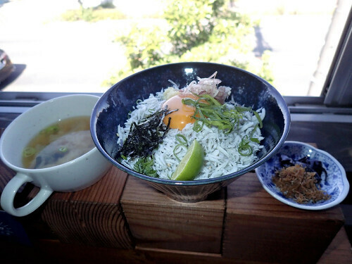 「しらす釜揚げ丼」は、淡路島産タマネギのみそ汁、ちりめん山椒（さんしょう）がつく