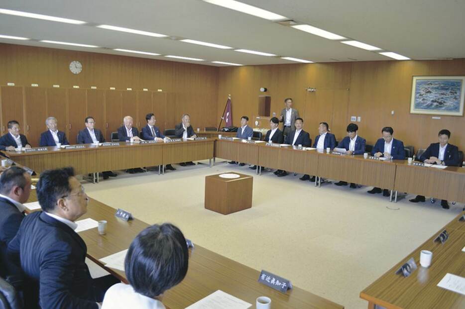 「林芳正先生を総理にする議員の会」の結成に向けて話し合う自民党の県議ら＝10日、県議会棟